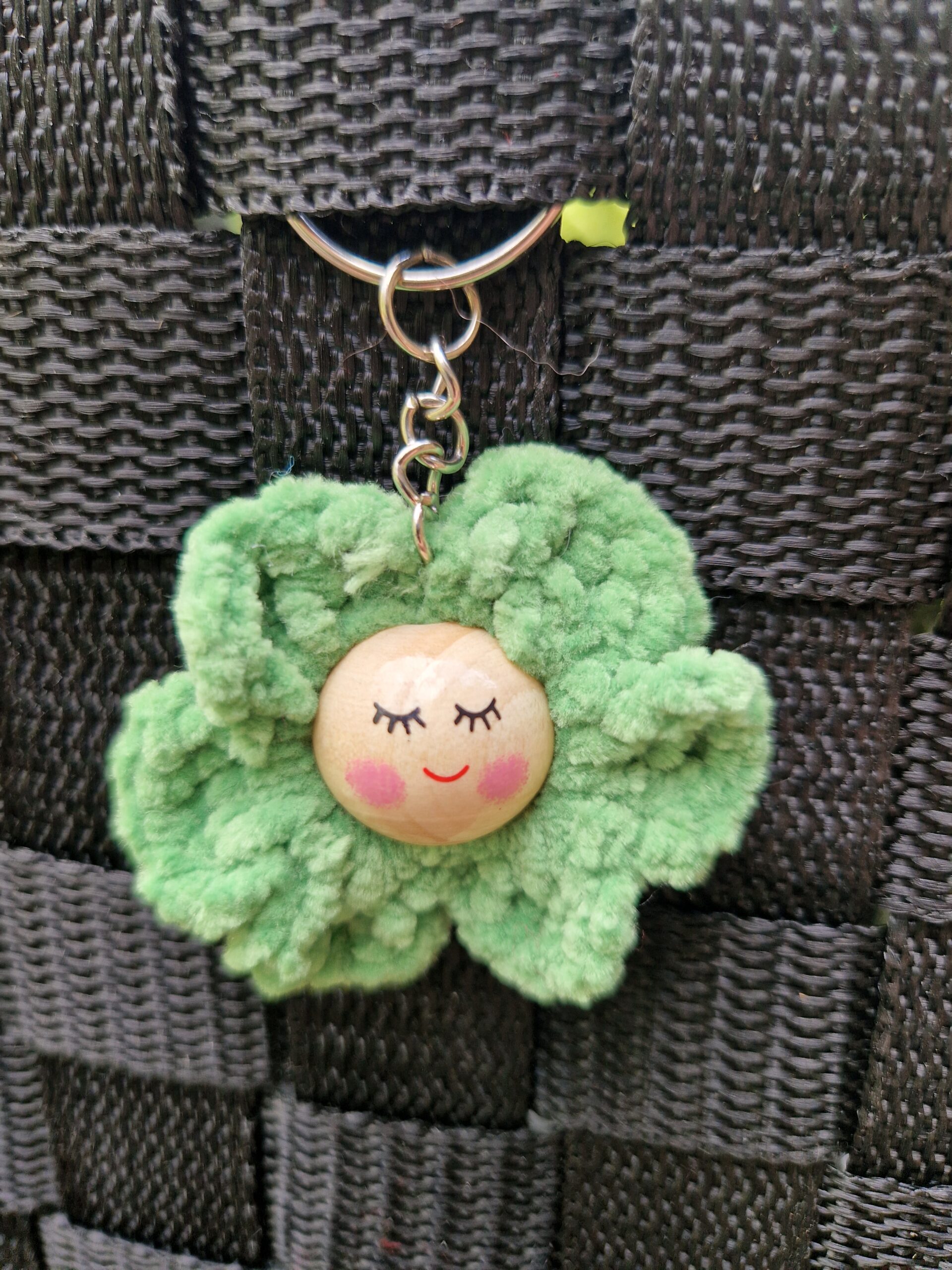 Porte-clé fleur verte souriante